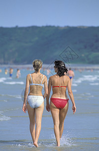 在海滩上的母亲和达格纳特人背景图片