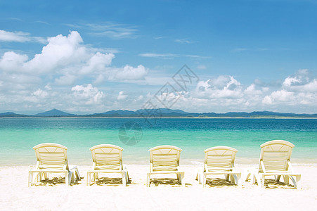 沙滩与椅子相照概念 娱乐 场景 绿松石 座位 地平线 蓝色的图片
