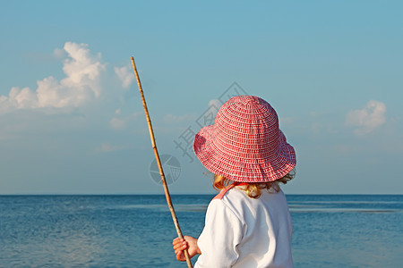 海岸上的一个小女孩图片