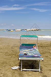 沙滩椅 夏天 毛巾 太阳 海洋 岩石 海图片