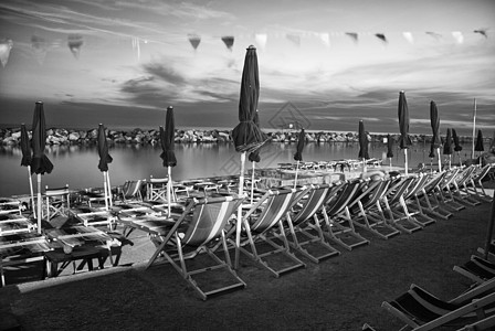 日落海滩伞 夏天 浪漫的 热带 酒店 阳光 日出 黄昏 云背景图片