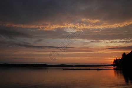 云层日落颜色和湖中湖水图片
