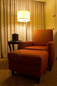 在旅馆房间角落的放松椅上 扶手椅 长椅 灯 座位图片