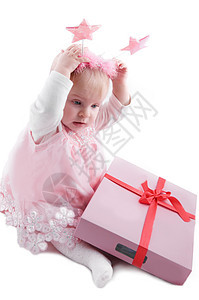穿粉红衣服 带礼品盒的女婴图片