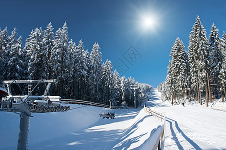 与太阳一起的滑雪度假胜地图片