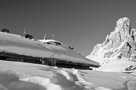 冬季多洛米山脉的雪地风景 教会 自然 天气 高山图片