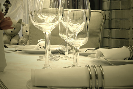 吃饭桌 桌子 房间 空的 玻璃 陶器 派对 大厅图片
