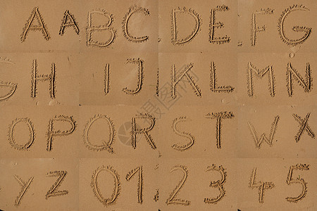 字母字在沙滩上写成 字体 棕色的 海岸线 命令 英语 天图片