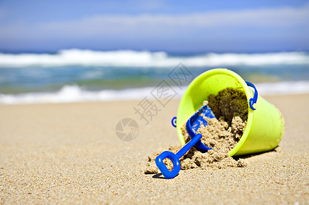 玩具桶和铲子在海滩上 蓝色的 海滨 水 假期 闲暇图片
