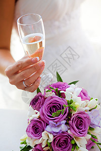香槟杯 快乐的 幸福 裙子 喝 天 金的 玫瑰 美丽的 花朵图片