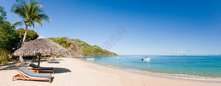 热带热带海滩全景 阳伞 船 泻湖 旅游 马达加斯加图片