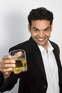 印地安人喝杯酒庆祝图片
