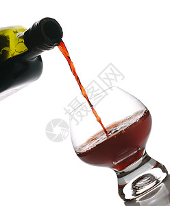 红酒 鸡尾酒 溪流 葡萄酒 红酒杯 白兰地 飞溅 瓶子 透明的背景图片