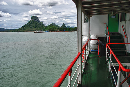 与泰国海上的船 宁静 绿松石 天空 波纹 海景 海岸线图片