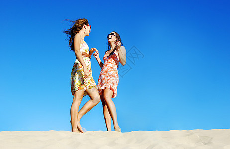 两个年轻女人夏天在沙滩上玩得开心 快乐 可爱的图片