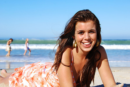 年轻女子在沙滩上享受夏天 乐趣 生活 幸福 活泼图片