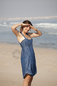 海滩上的女孩 水 幸福 裙子 年轻的 乐趣 夏天图片