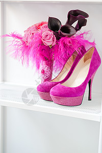 玫瑰和粉红色鞋的双彩花束放在架子上 阴影 迷人的图片