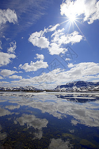 夏日的豪叶 旅行 冬天 旅游 挪威 生态 水 白雪皑皑 反射背景图片