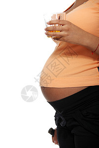 孕妇喝满酒的玻璃杯子 女士 粗心 愚昧 不安全 胎儿图片