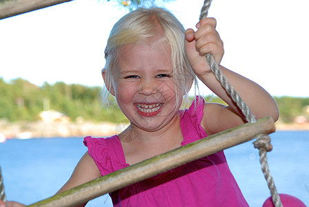 斯堪的纳维亚生活方式   小女孩攀登阶梯 夏天 粉色的图片