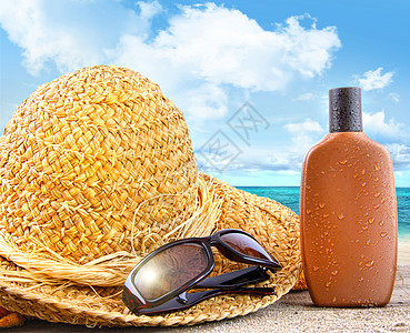 海滩上的沙滩物品和日晒润滑剂图片