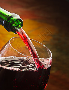 酒倒进瓶子的玻璃杯 勃艮第 红酒杯 食物 波尔多 葡萄酒 玻璃器皿图片