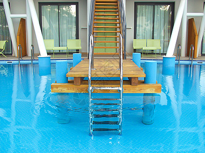 在温泉酒店游泳池 天堂 夏天 水 透明的 阳台 绿松石图片