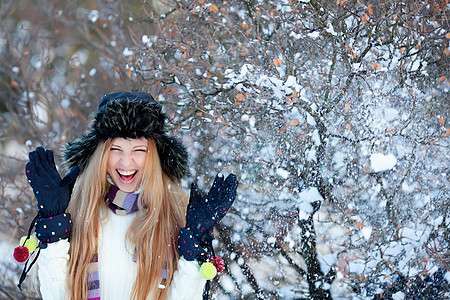 冬天公园的女孩 青年 幸福 假期 头发 漂亮的 白色的 户外的图片