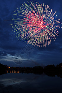 夜间在湖对面的烟花 展示 庆祝 天空 黄昏 烟火 庆典图片
