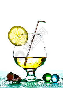 热带鸡尾酒 甜的 玻璃 科涅克白兰地 透明的 放松 波旁酒 水果 酸橙背景图片