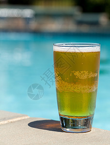 水边边边边的啤酒杯 假期 夏天 茶点 喝 贮藏啤酒图片