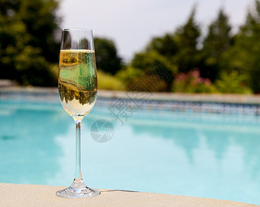 冷香槟的笛子在游泳池旁 健康 喝 酒店 阳光 户外图片