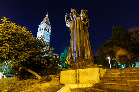 克罗地亚夜里斯普利特的宁神像和钟塔Gregory图片