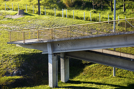 脚桥 行人天桥 海上 地平线 栅栏 涂鸦 户外的 平坦的图片