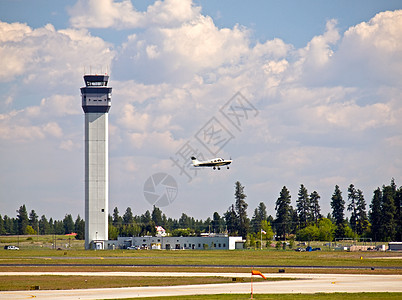 随着飞机起飞的现代机场空中交通管制塔台空 气控制塔 运输 飞机场图片