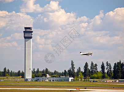 随着飞机起飞的现代机场空中交通管制塔台空 气控制塔 高的 长的图片