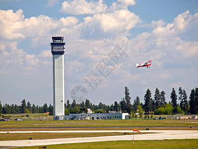 随着飞机起飞的现代机场空中交通管制塔台空 气控制塔 长的 翅膀图片