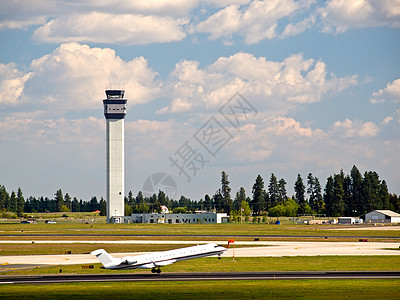 随着飞机起飞的现代机场空中交通管制塔台空 气控制塔 天空 飞机场图片