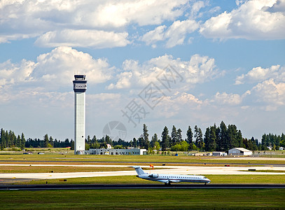 随着飞机起飞的现代机场空中交通管制塔台空 气控制塔 航班 高的图片