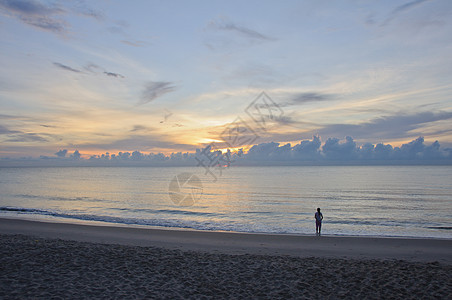 清晨美丽的日出 夏天 热带 自然 海浪 海洋 天气图片