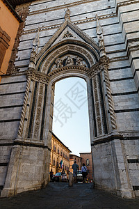意大利托斯卡纳锡耶纳大教堂通往广场的大门图片