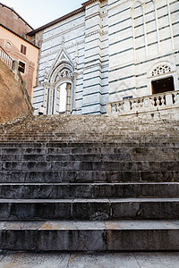 通往意大利托斯卡纳锡耶纳市锡耶纳大教堂的楼梯 窗户 建筑学背景图片