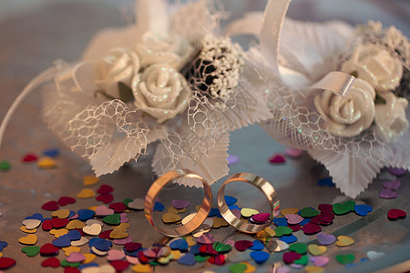 一个背景上的两个结婚戒指 奢华 庆祝 花束 传单图片