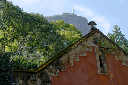 古老的红房子和科科瓦多基督雕像背景图片