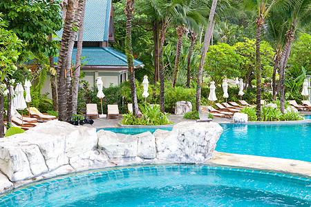 度假村游泳池 海洋 岛 天堂 日光浴床 阳台 酒店 健康图片