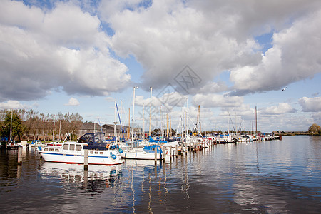 荷兰港口 有船和云图片