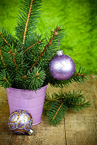 圣诞风树和紫色装饰品图片