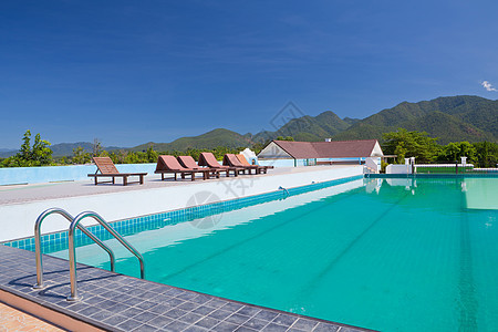 除山外的游泳池 泰国 公园 水池 床 椅子 水 酒店图片