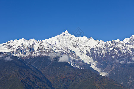 秋天下雪山图片